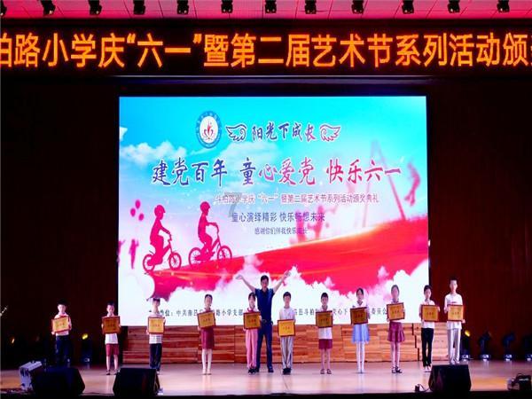 救援聪明的小女生