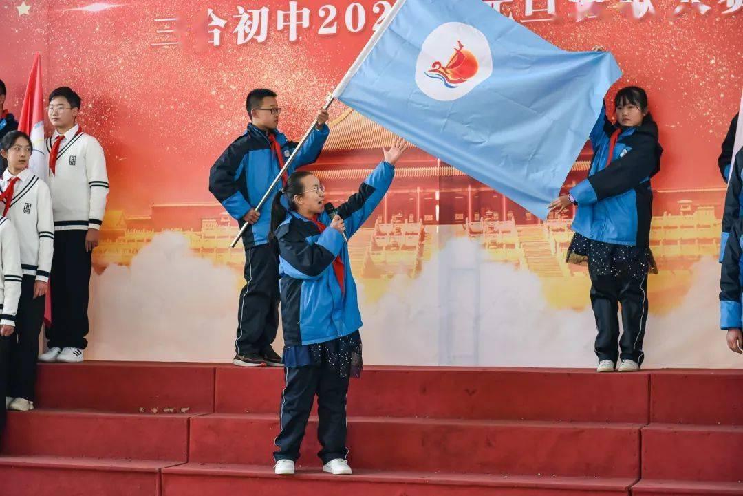 46岁周杰伦在国外看球赛！满脸胡子显沧桑